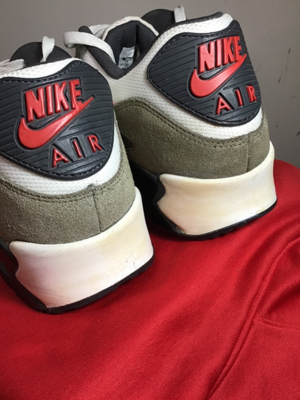 🔥😎Nike Air Max,size 12, yellowing on mid-sole, see photos, still a solid shoe - Picture 4 of 12